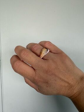 Vintage Carved Cream Shell Flower Ring Size 6.25 vintage 1970s